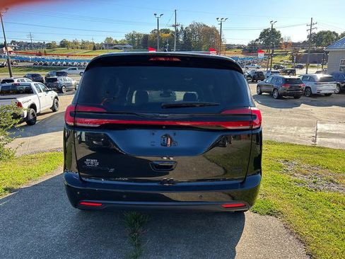 Certified 2022 Chrysler Pacifica Touring-L w/ S Appearance Package image 4