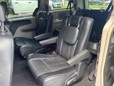 Used 2012 Chrysler Town & Country Touring w/ Entertainment Group #1 FWD image 22