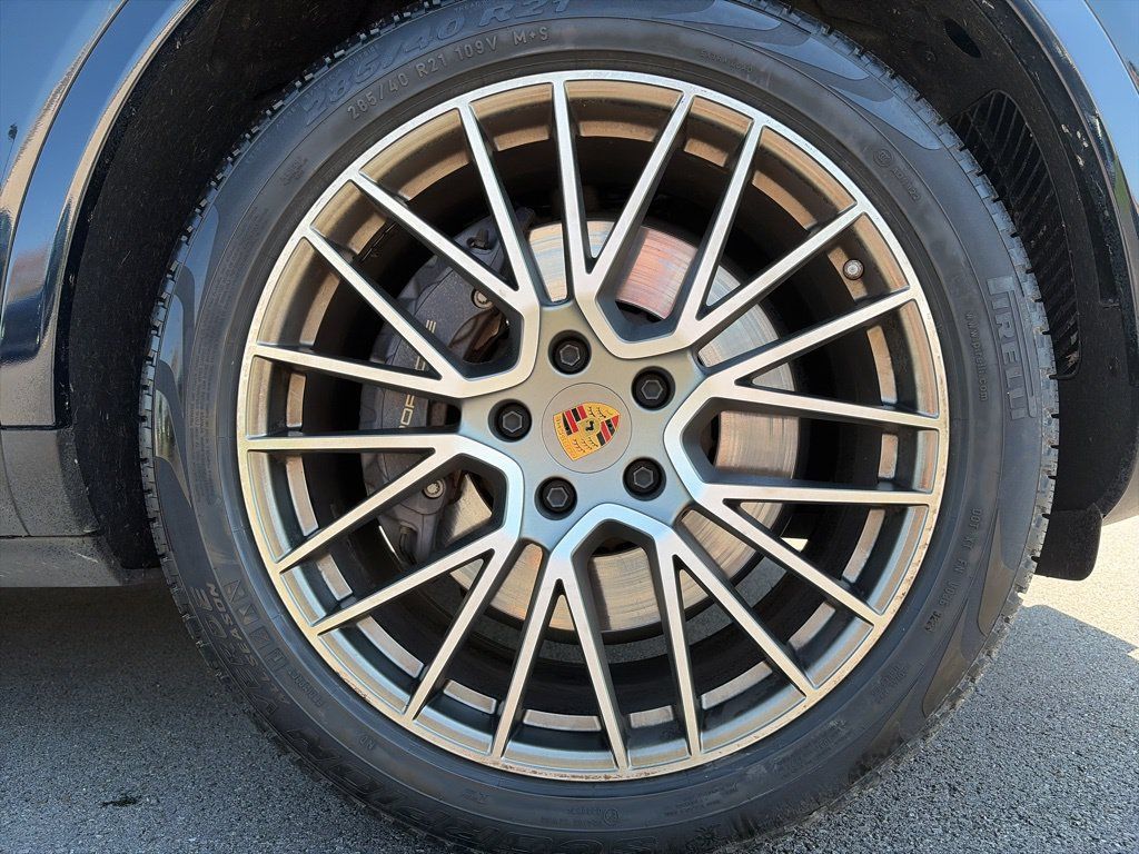Used 2023 Porsche Cayenne Platinum Edition AWD/4WD image 24