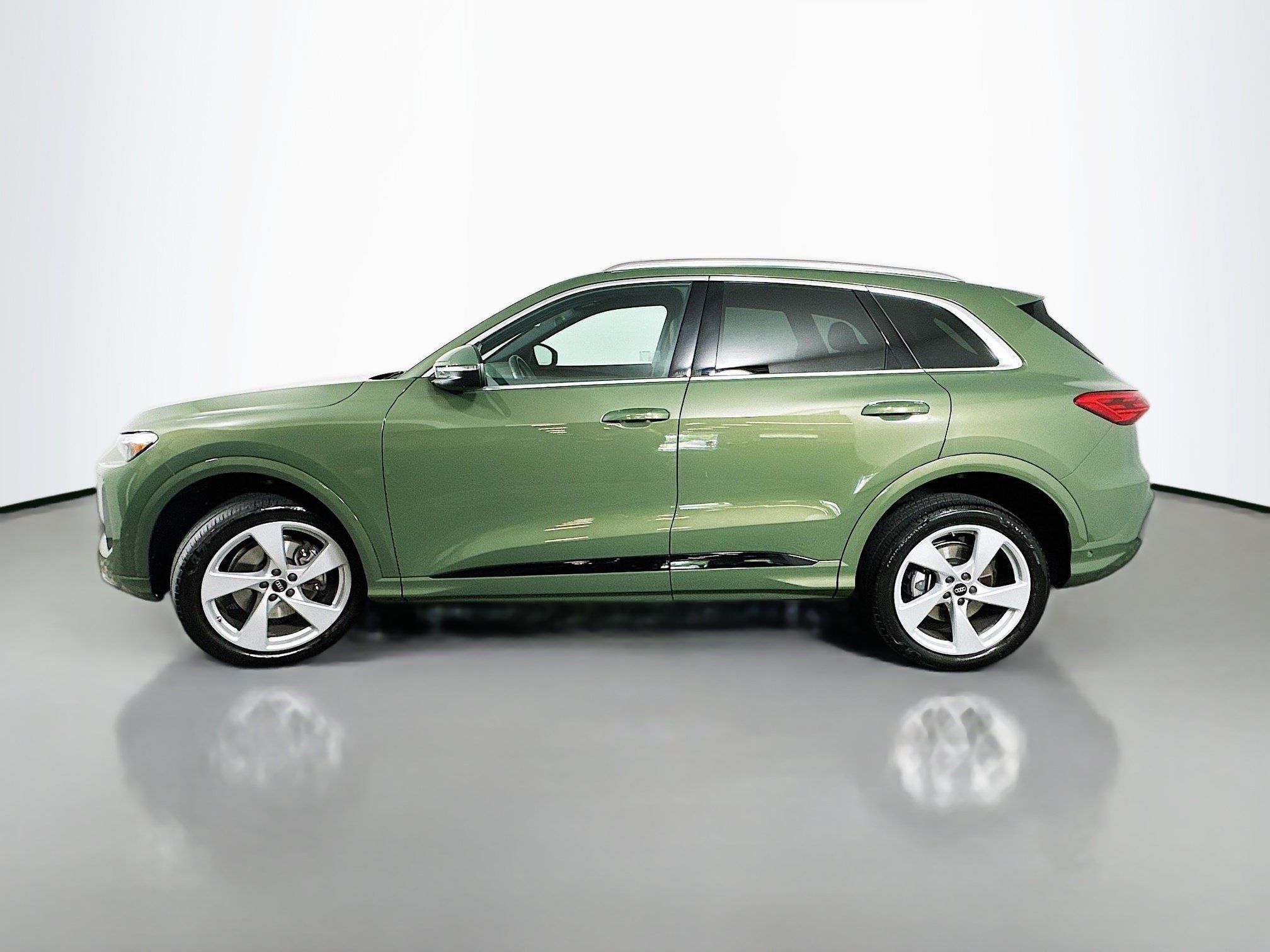 Used 2025 Audi Q5 Premium Plus w/ Premium Plus AWD/4WD image 4