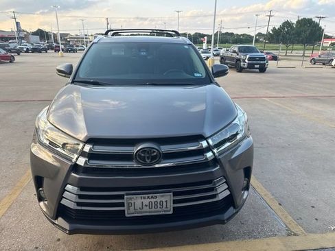Used 2018 Toyota Highlander Limited FWD image 2