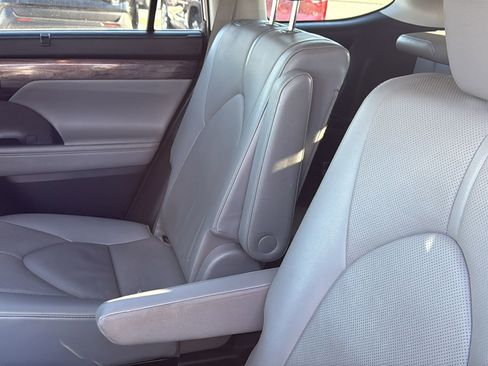 Used 2020 Toyota Highlander Limited image 20