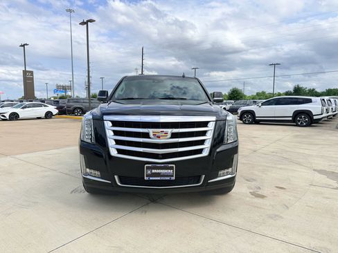 Used 2019 Cadillac Escalade ESV Luxury RWD image 2