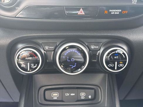 Certified 2025 Hyundai Venue Limited FWD image 27