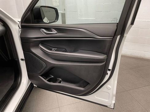 Used 2023 Jeep Grand Cherokee L Laredo RWD image 26