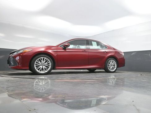 Used 2020 Toyota Camry XLE FWD image 36