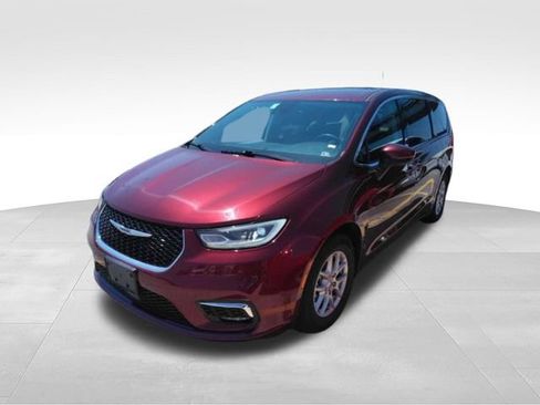 Used 2023 Chrysler Pacifica Touring-L FWD image 4