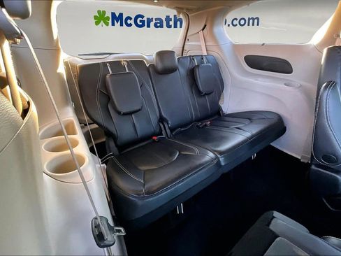 Used 2022 Chrysler Pacifica Touring-L image 25