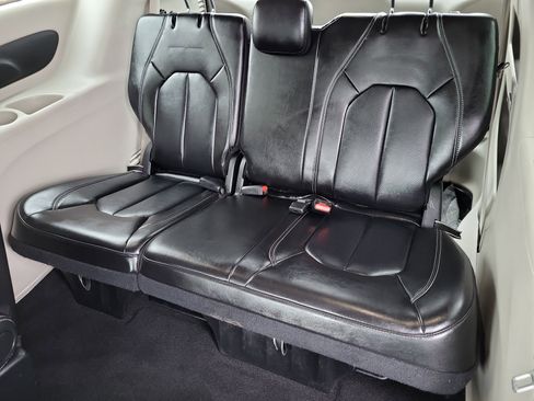 Used 2024 Chrysler Pacifica Touring-L image 25