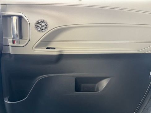 Used 2021 Toyota Sienna Limited image 32