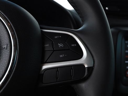 Used 2018 Jeep Renegade Latitude FWD image 12