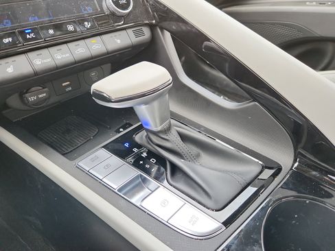 Used 2025 Hyundai Elantra Limited image 24