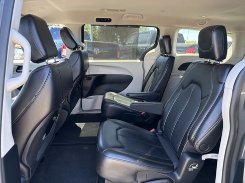 Used 2023 Chrysler Pacifica Touring-L FWD image 11