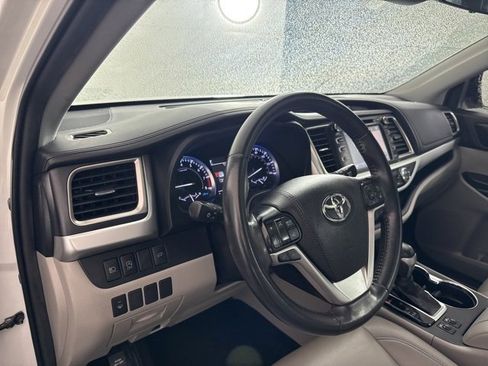 Used 2019 Toyota Highlander XLE image 15