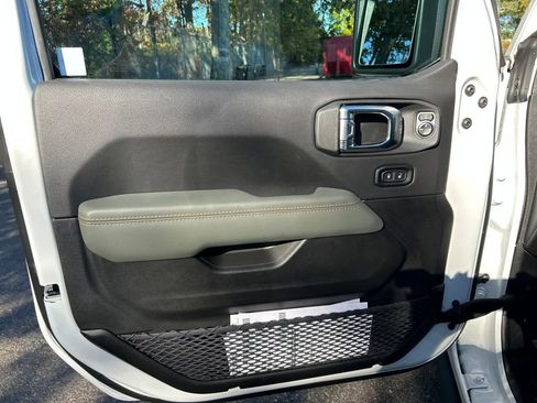 New 2025 Jeep Gladiator Mojave image 11