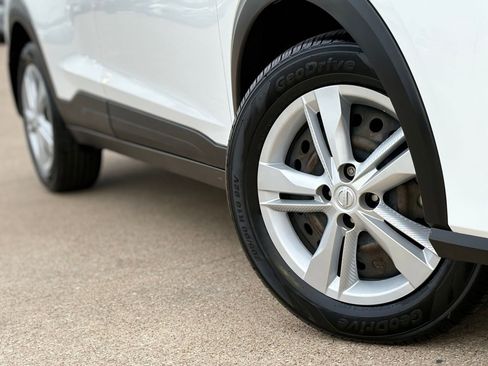 Used 2022 Nissan Kicks S image 11