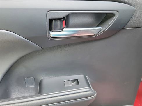 Used 2023 Toyota Highlander L image 13