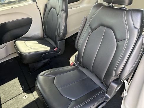 Used 2024 Chrysler Pacifica Touring-L FWD image 13