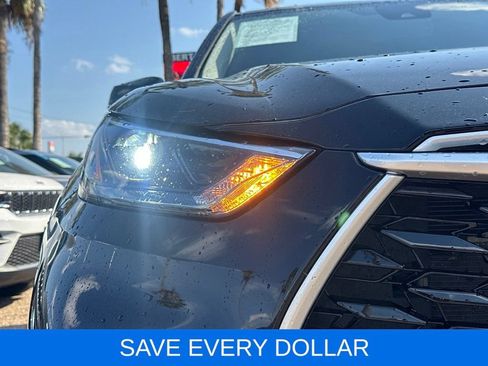 Used 2023 Toyota Highlander L FWD image 3