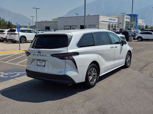 Used 2023 Toyota Sienna XLE FWD image 3
