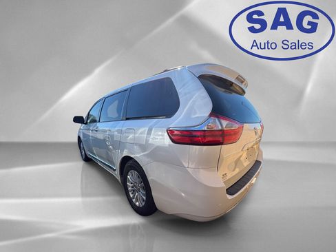Used 2017 Toyota Sienna XLE w/ XLE Navigation Package FWD image 4