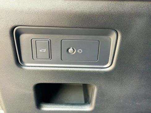 Used 2020 Land Rover Discovery HSE image 37