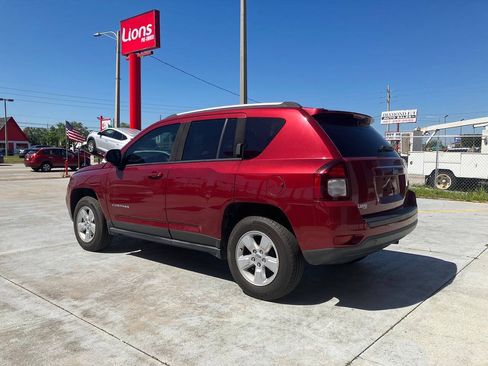 Used 2017 Jeep Compass Latitude FWD image 4