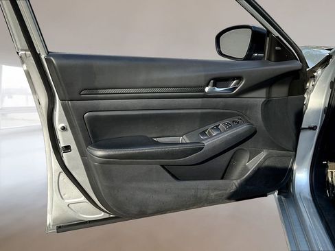 Used 2024 Nissan Altima 2.5 SV FWD image 17