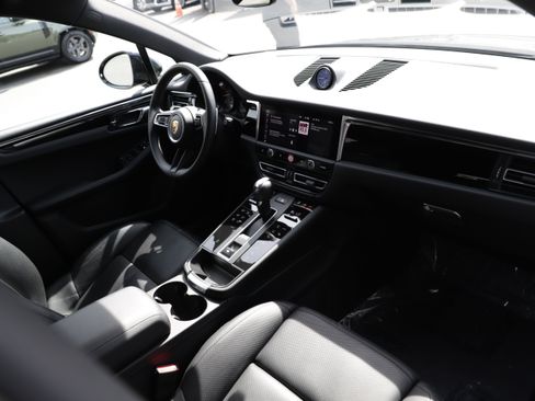 Used 2025 Porsche Macan AWD/4WD image 8
