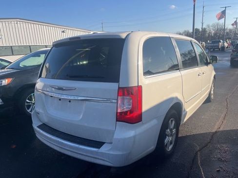Used 2013 Chrysler Town & Country Touring image 5