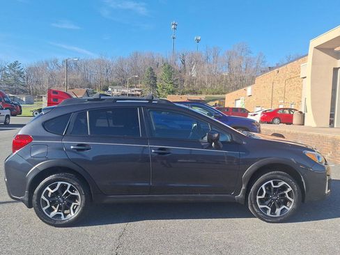 Used 2017 Subaru Crosstrek 2.0i Premium w/ Moonroof Package image 2