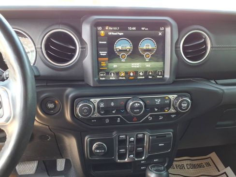 Used 2019 Jeep Wrangler Unlimited Sahara w/ Quick Order Package 24M Moab AWD/4WD image 12