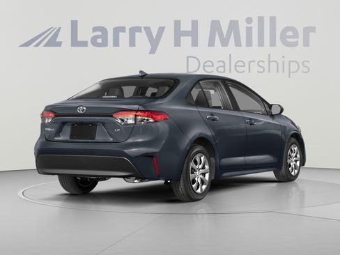 Used 2024 Toyota Corolla LE FWD image 2