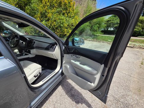 Used 2020 Volvo XC90 T5 Momentum w/ Protection Package Premier AWD/4WD image 12