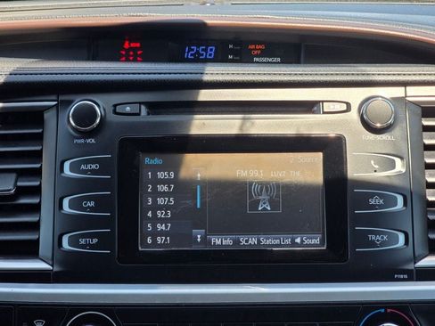 Used 2019 Toyota Highlander LE AWD/4WD image 12