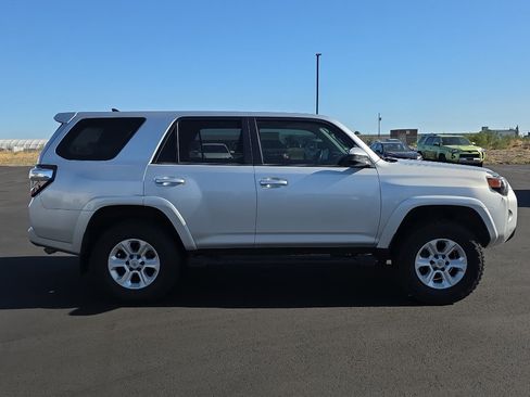 Used 2015 Toyota 4Runner SR5 AWD/4WD image 9