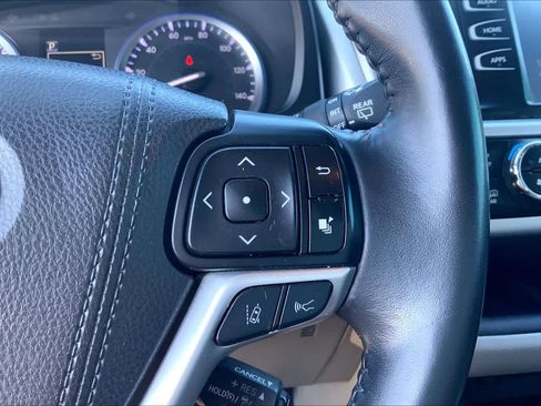 Used 2018 Toyota Highlander XLE w/ Carpet Mat Package (TMS) AWD/4WD image 25