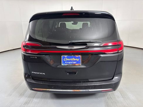 Used 2023 Chrysler Pacifica Touring-L FWD image 7