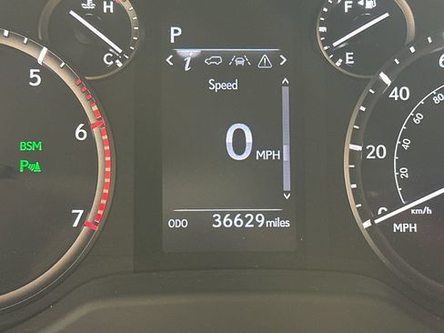 Used 2023 Lexus GX 460 Premium w/ Accessory Package AWD/4WD image 4