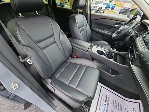 Used 2023 Nissan Rogue SV w/ SV Premium B Package image 24