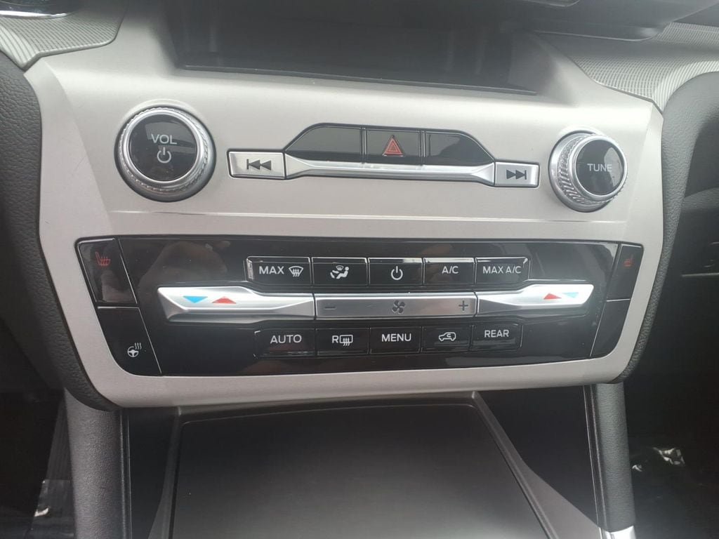 Used 2023 Ford Explorer XLT w/ Equipment Group 202A AWD/4WD image 25