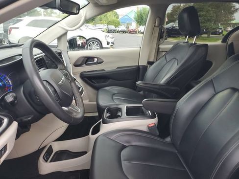 Used 2024 Chrysler Pacifica Limited FWD image 17
