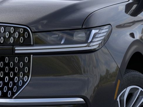 New 2026 Lincoln Navigator Premiere AWD/4WD image 18