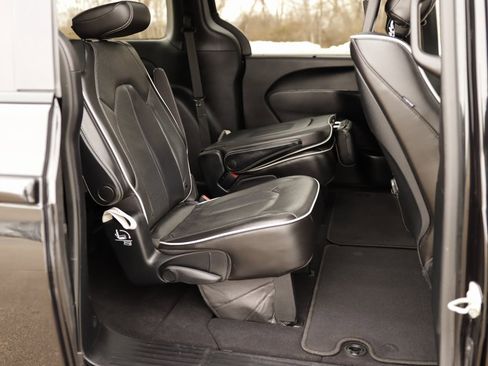 Used 2020 Chrysler Pacifica Limited w/ Advanced Safetytec Group image 37