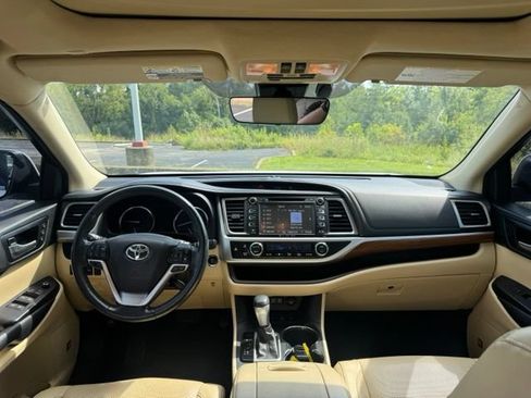Used 2018 Toyota Highlander Limited Platinum AWD/4WD image 23