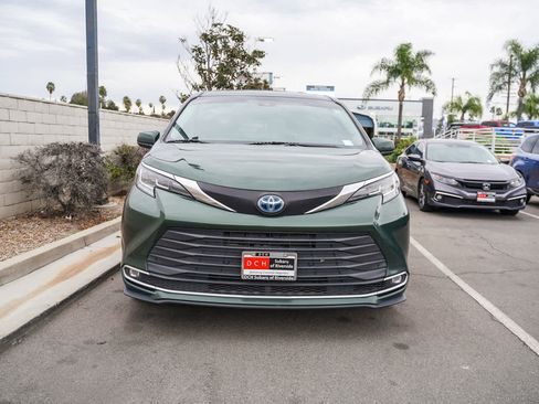 Used 2021 Toyota Sienna XLE w/ XLE Plus Package image 2
