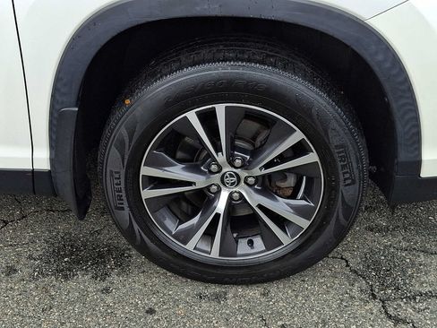 Used 2019 Toyota Highlander Plus AWD/4WD image 9
