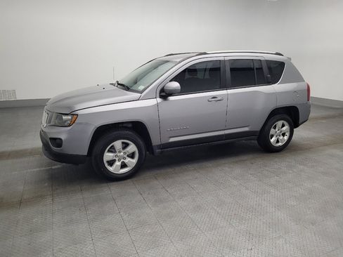 Used 2016 Jeep Compass Latitude image 2