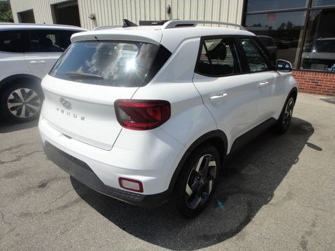 Used 2021 Hyundai Venue SEL FWD image 4