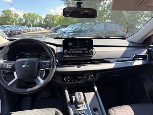 Used 2023 Mitsubishi Outlander ES AWD/4WD image 7